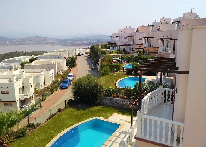 Lakeside Garden Village Villa *